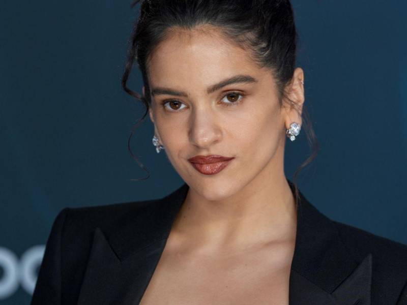 Rosalía dedicó parte de su discurso a los artistas que la precedieron y reconoció que su trabajo se apoya en los caminos abiertos por otras figuras de la música.