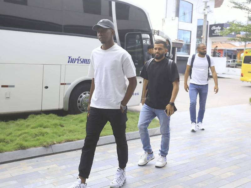Alex Güity, Jorge Álvarez y Edrick Menjívar llegando al hotel de concentración de la Selección de Honduras en San Pedro Sula.