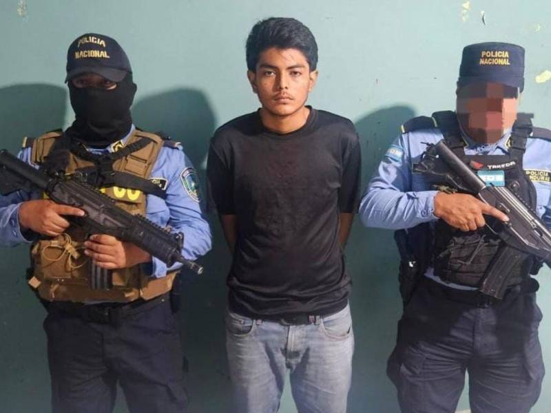 Al joven de 18 años de edad le decomisaron varias dosis de supuesta cocaína, marihuana, dinero en efectivo y un teléfono celular que era utilizado para coordinar la venta de sustancias ilícitas.