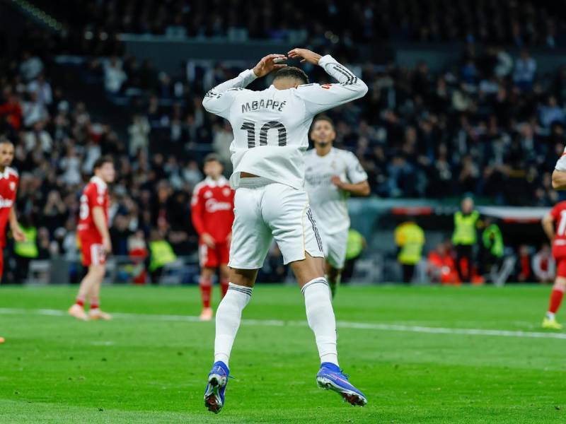 Mbappé celebró al estilo Cristiano Ronaldo en el estadio Santiago Bernabéu.