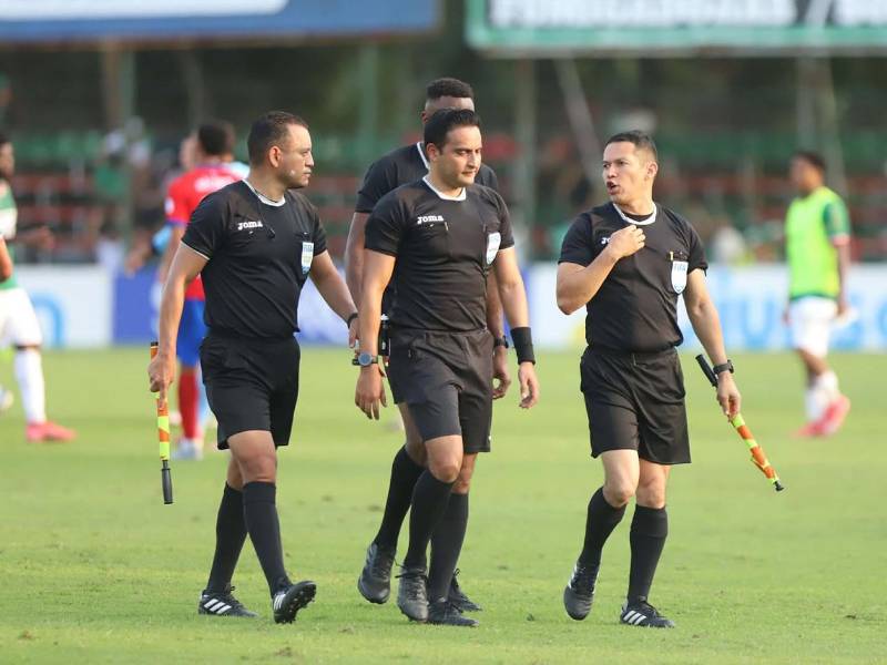 La cuarteta arbitral encabezada por Saíd Martínez quedó en el ojo de la crítica tras el polémico gol del Marathón ante Olimpia.