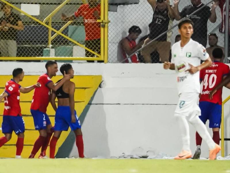 José Mario Pinto y Jorge Álvarez son clave en el mediocampo del Olimpia.