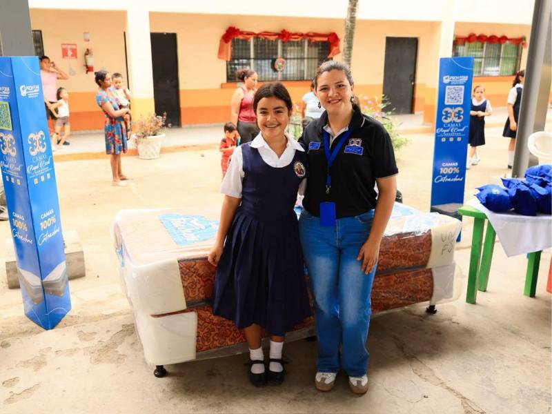 Camas Royal Excell sorprendió a los estudiantes al entregar una cama personal como premio de una de las actividades.