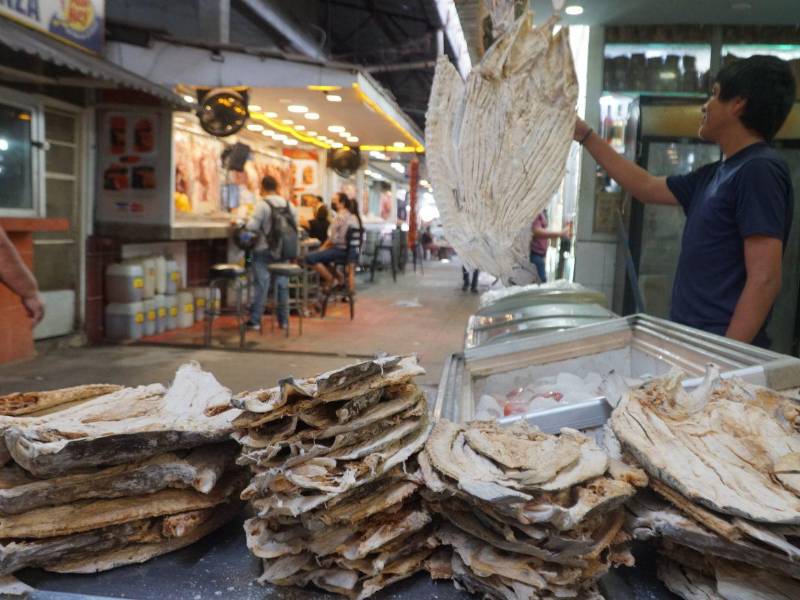 Un joven trabaja en una tienda de mariscos en el mercado Dandy en una fotografía de archivo.