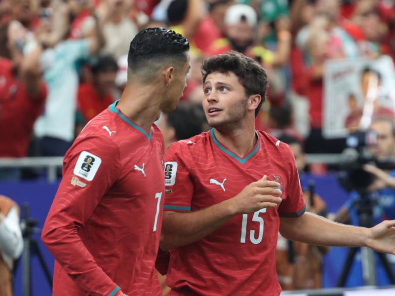 Cristiano Ronaldo celebrando el gol con su Joao Neves, quien marcó el primer tanto de Portugal en el Mundial 2026