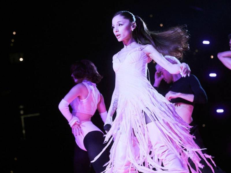 Ariana Grande enloqueció a sus fans con cada una de sus interpretaciones y una escenografía de primer nivel.
