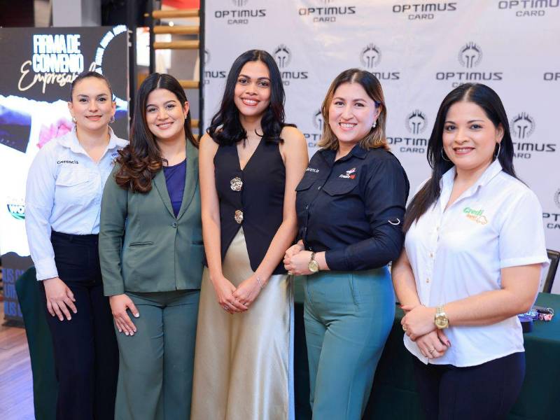 Ejecutivas de Grupo Inversa presentes en la firma del convenio.