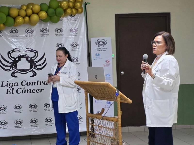 La doctora Claudia Rodríguez y la doctora Karen Santos, ambas dermatólogas, impartieron charlas a los pacientes presentes como parte de las actividades programadas como cierre de la conmemoración del aniversario.