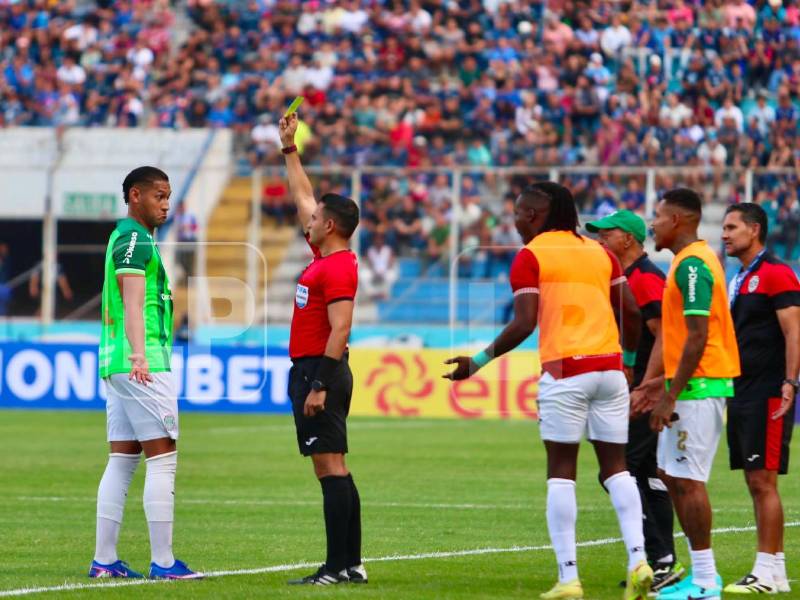 Javier Rivera y Rubilio Castillo recibieron tarjeta amarilla.