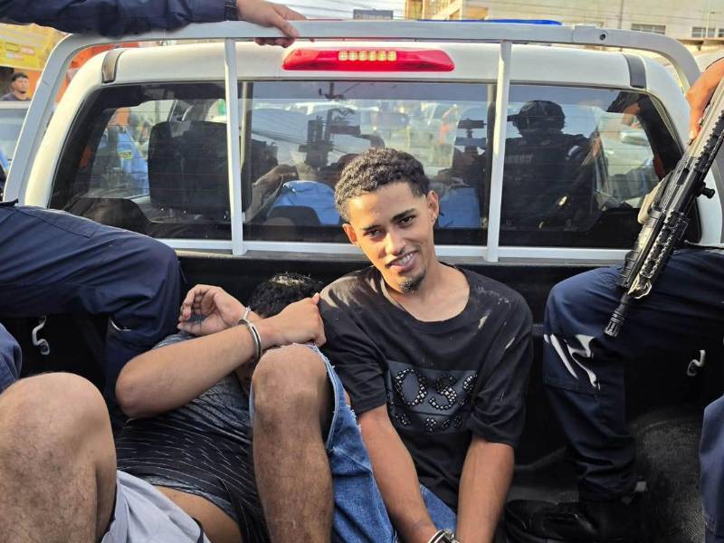 Los dos detenidos, alias El Texas y alias El Diablo, fueron trasladados bajo custodia policial tras ser localizados en Olanchito, Yoro.