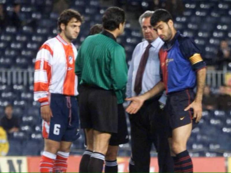 Pep Guardiola cuando daba explicaciones a Santi Denia y el árbitro Díaz Vega sobre la decisión de no jugar el partido.