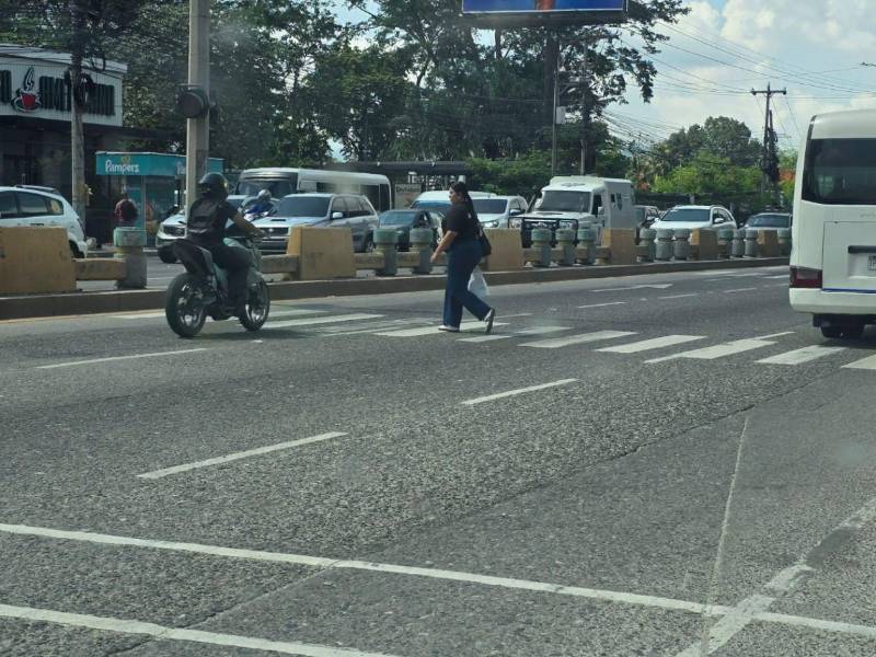 La presencia policial en zonas de alto tránsito y pasos peatonales es necesaria para reforzar la seguridad y prevenir accidentes, especialmente durante las horas de mayor circulación.