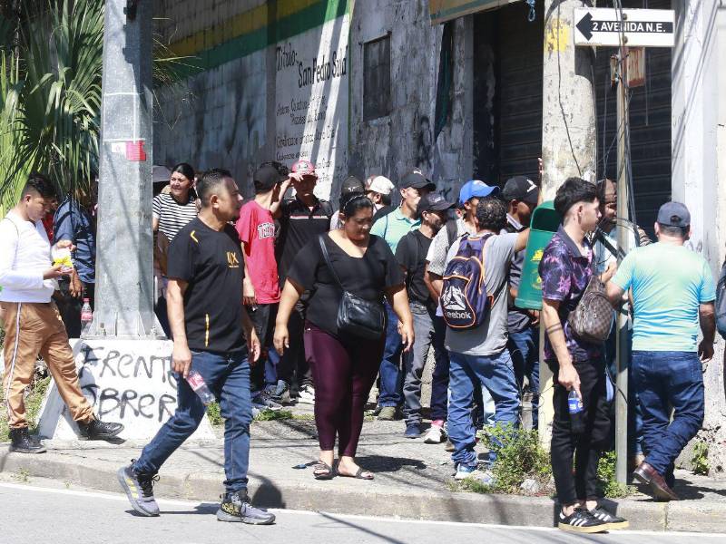 Los aspirantes llegaron desde tempranas horas y formaron filas afuera de las oficinas de la Secretaría de Trabajo, ubicadas en Plaza Centro, primera calle de San Pedro Sula, con la esperanza de conseguir un empleo que les permita mejorar los ingresos de sus familias.