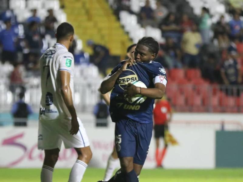 El festejo del Búho Meléndez tras el curioso gol a favor del Motagua en el duelo ante Cartaginés por la Copa Centroamericana.