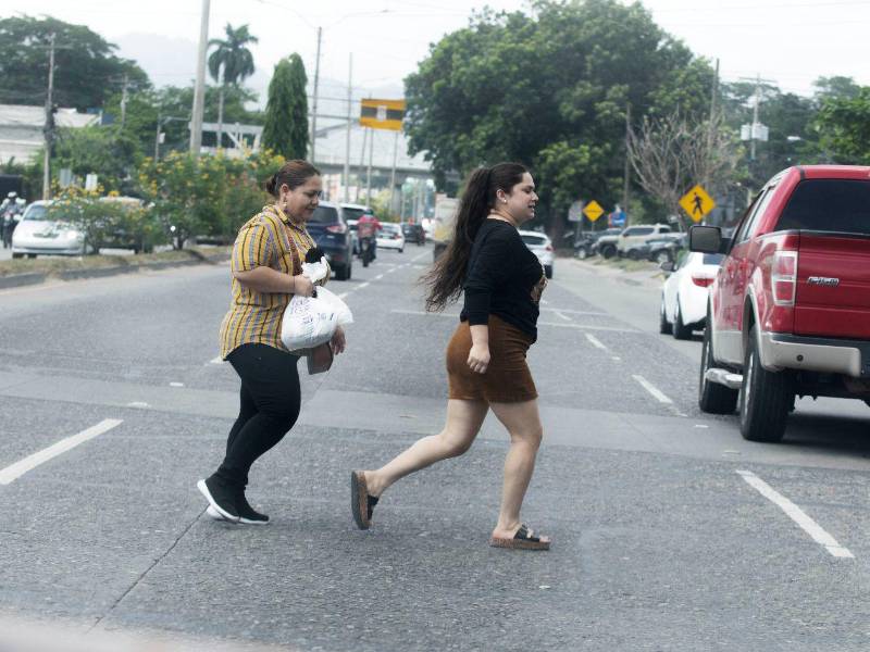 Peatones se arriesgan al cruzar las calles debido a que muchos conductores no ceden el paso en las zonas habilitadas, aumentando el riesgo de atropellos.