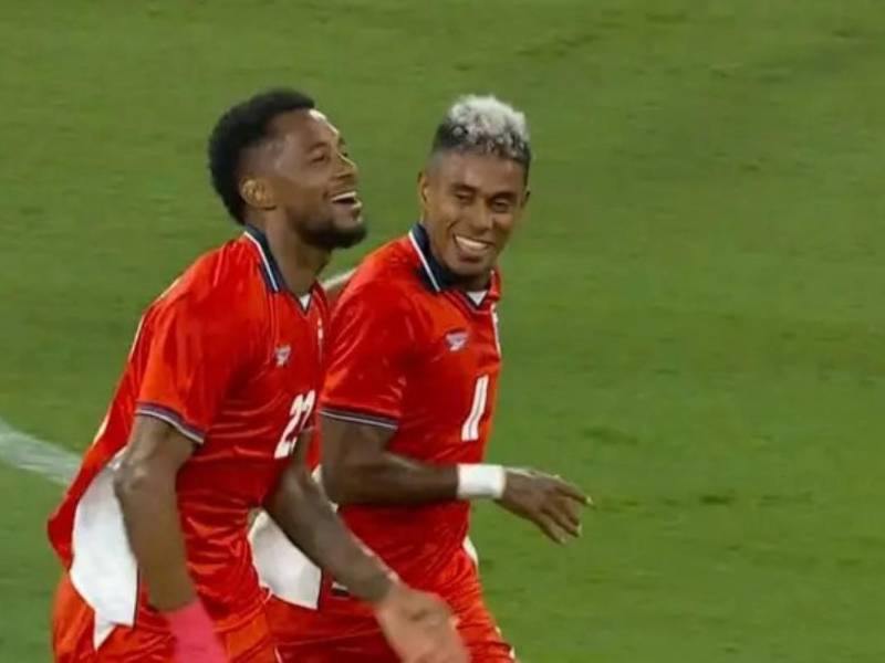 Amílcar Murillo celebrando su gol de tiro libre en el Brasil vs Panamá.