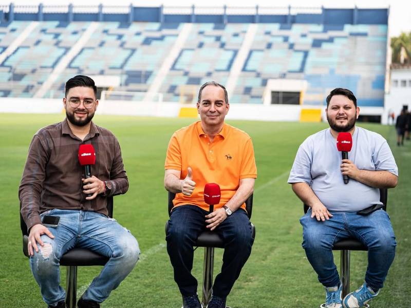 Otero durante la entrevista con los periodistas de Grupo OPSA, Mario Jafeth Moreno y Walter García.