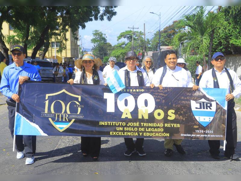 Profesores portan con orgullo el banner conmemorativo de los 100 años del instituto José Trinidad Reyes.