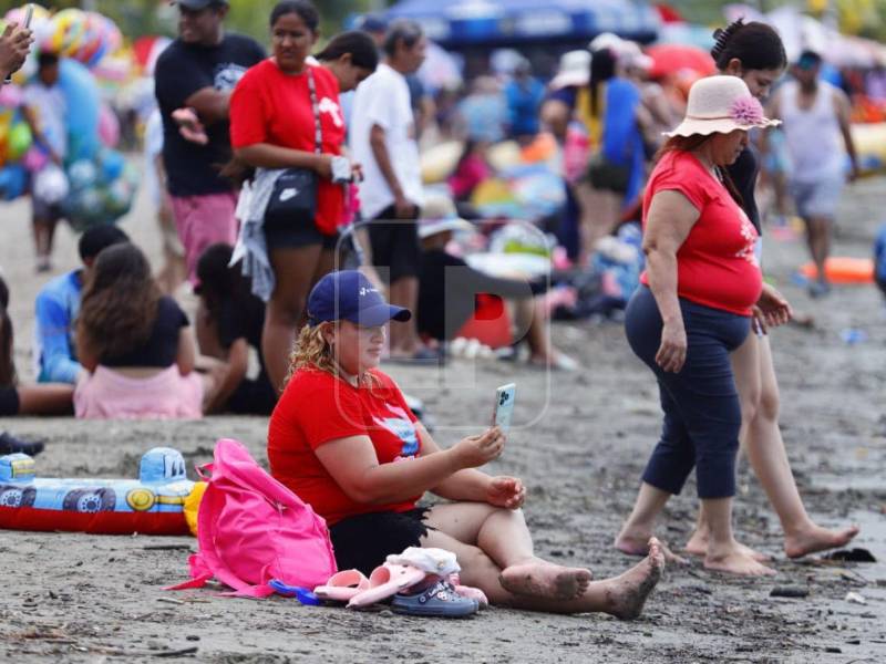 Desde tempranas horas, la playa municipal de Puerto Cortés comenzó a recibir a decenas de turistas que llegaron para disfrutar del inicio de la Semana Santa 2026, en un ambiente animado con actividades recreativas, oferta gastronómica y estrictas medidas de seguridad.
