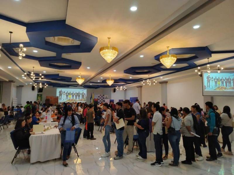 Al menos 300 personas asistieron a dejar sus documentos correspondientes para obtener una oportunidad laboral en la zona norte.