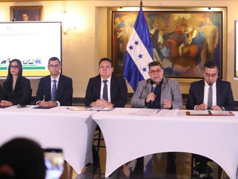 La Comisión Técnica Liquidadora presentó su primer informe público en Casa Presidencial, donde expuso hallazgos sobre pagos, contratos, bienes estatales y pérdida de información institucional que serán remitidos al TSC y al Ministerio Público.