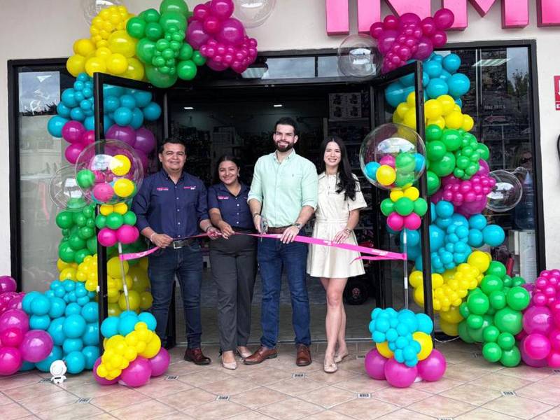 Autoridades de Inmecro Plus realizaron el corte de cinta, marcando la apertura de la nueva tienda en Plaza Santa Mónica.