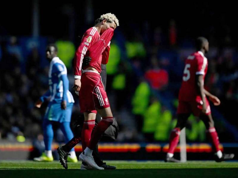 Hugo Ekitike tuvo que abandonar el partido en los primeros minutos por lesión y se fue llorando del campo.