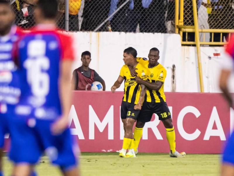 Bryan Moya celebrando su golazo con Darixon Vuelto.