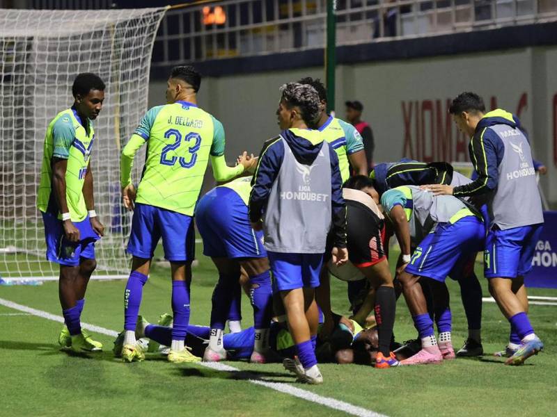Clayvin Zúniga se lastimó en la acción de su gol para el empate de Olancho FC y preocupó a sus compañeros.
