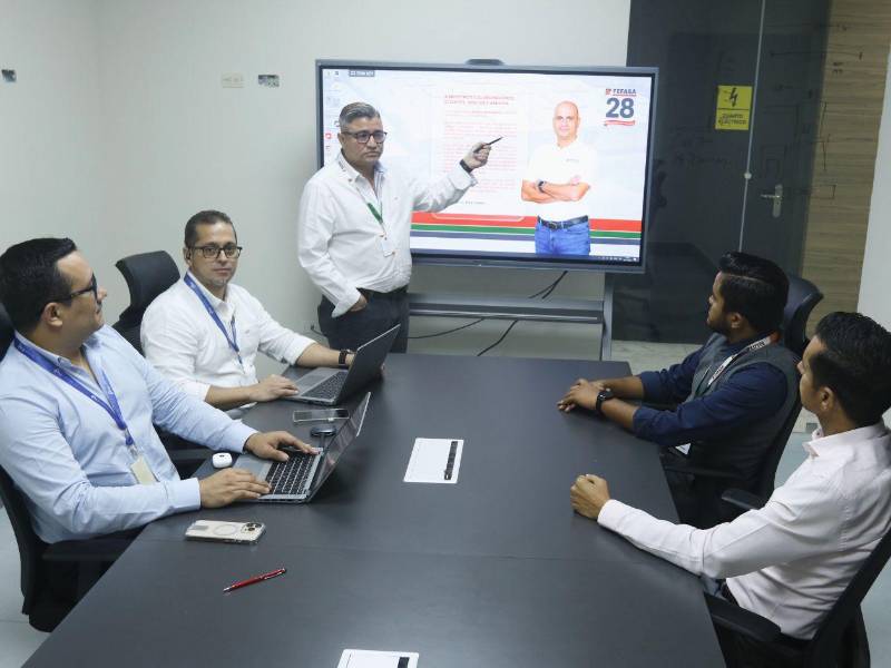 El equipo de IT de FEFASA y los representantes de Tigo Business en una reunión de trabajo.