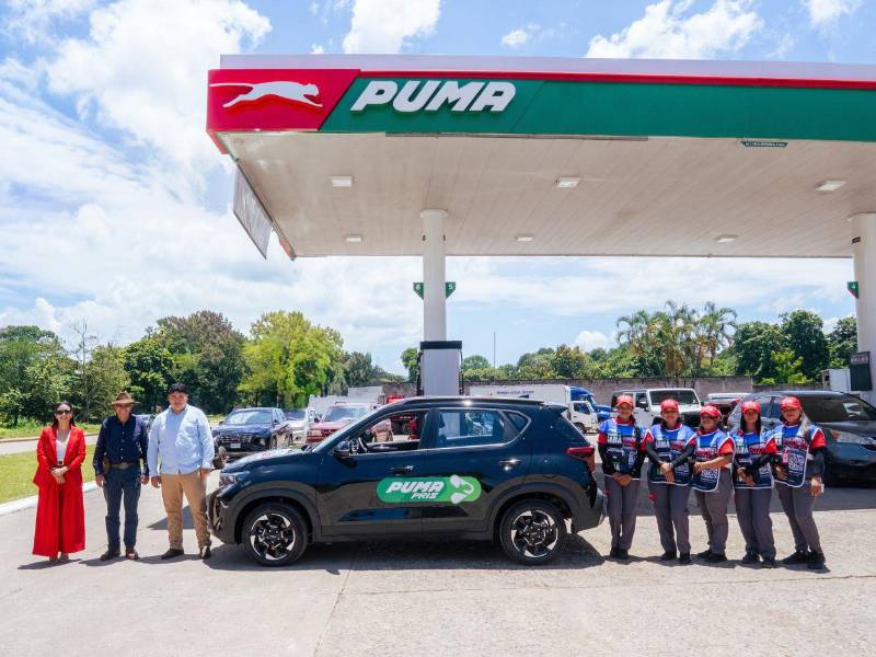 Armando Mendoza, tercer ganador de la promoción, recibió junto a su familia el KIA Sonet en la estación Puma Bella Vista, Cortés.