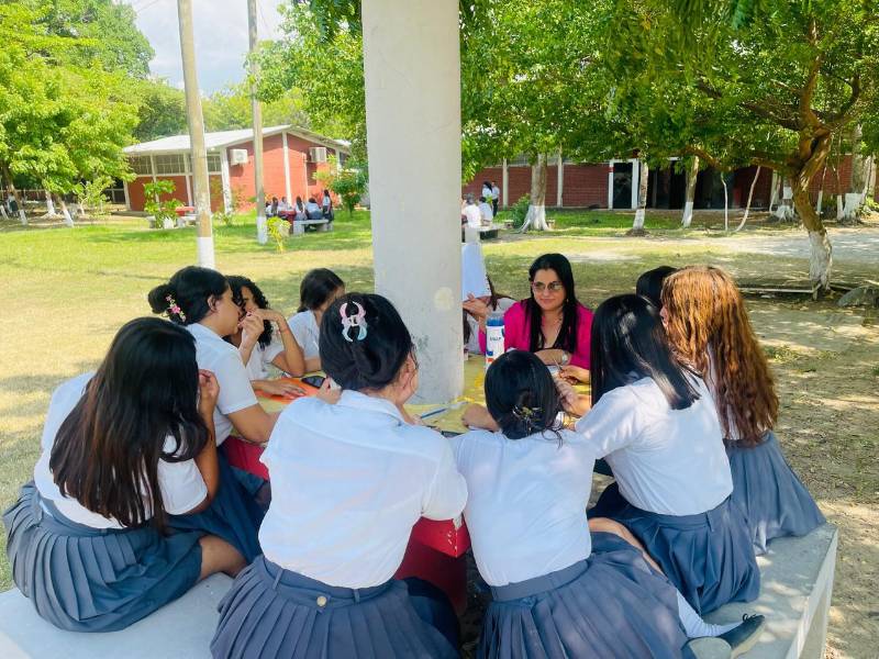 Estudiantes recibiendo clases en el patio del instituto por las altas temperaturas.
