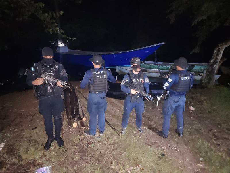 Agentes antidrogas durante el operativo.