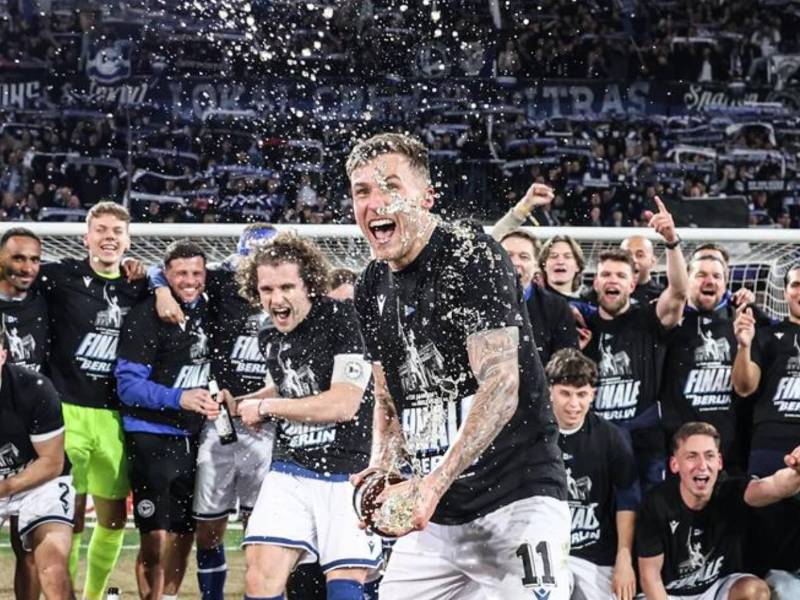 La plantilla del Arminia celebró con euforia el haber conseguido el boleto a la final de Copa.