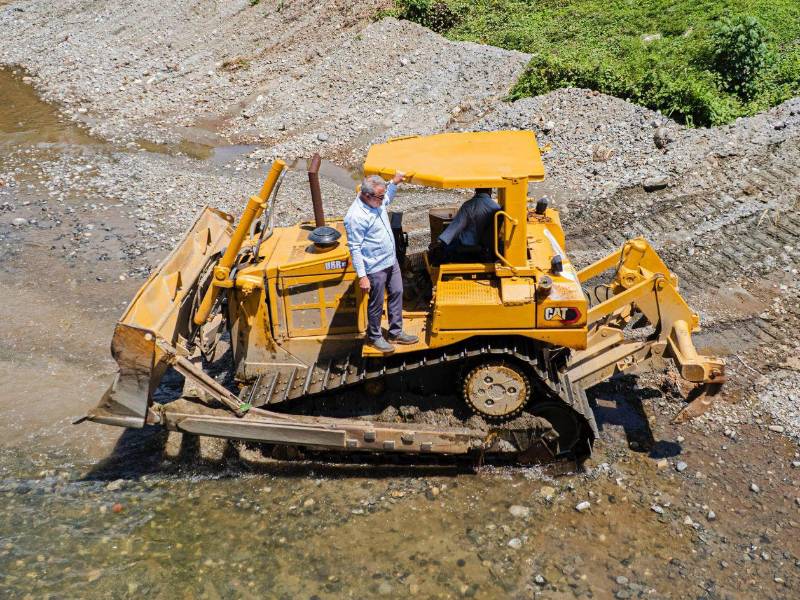 El alcalde Roberto Contreras supervisa los trabajos en el paso provisional que se habilitará cerca del puente que colapsó en la avenida Junior.
