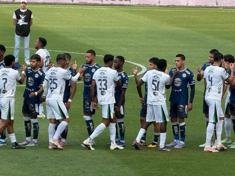 Los jugadores de Motagua y Juticalpa FC se saludan previo al inicio del partido.