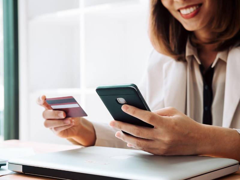 De acuerdo con los informes estadísticos publicados por la CNBS, en el periodo 2017-2024 el número de tarjetas de crédito emitidas por el sistema financiero aumentaron en 402,518, que en valores porcentuales significó 51.44 puntos.