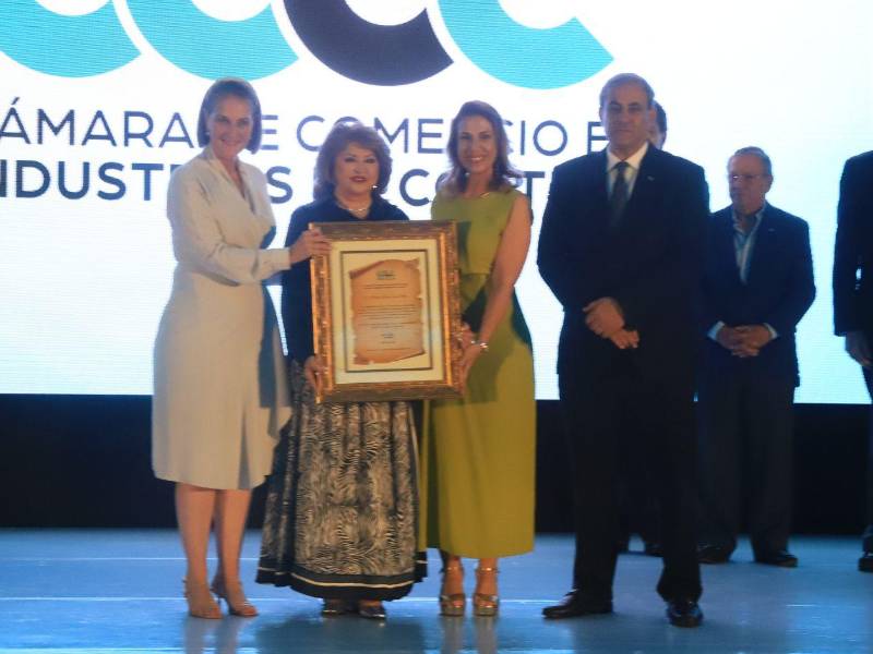La CCIC otorgó un reconocimiento especial a Maritza Soto de Lara, por su destacada trayectoria gremial.