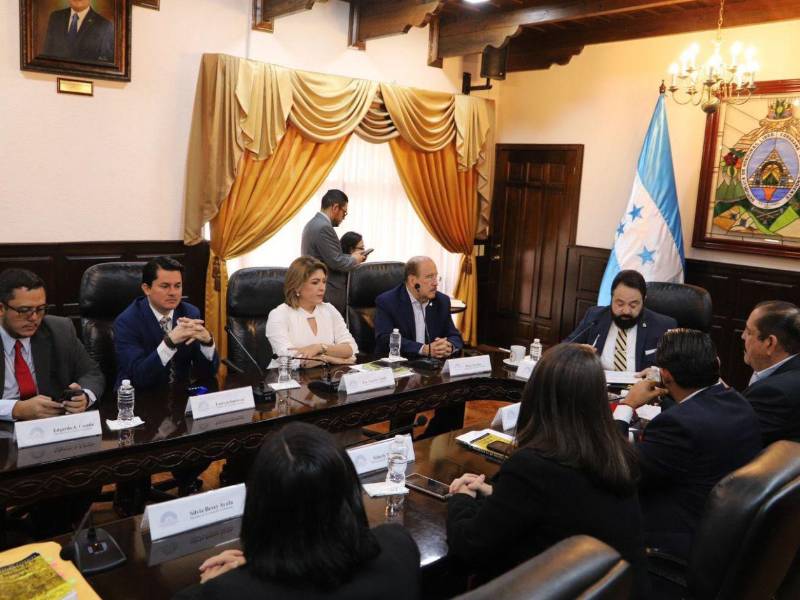 La Comisión Permanente del Congreso Nacional, encabezada por Luis Redondo, figura en la investigación del Ministerio Público por presuntas irregularidades en la aprobación del Decreto 58-2025.