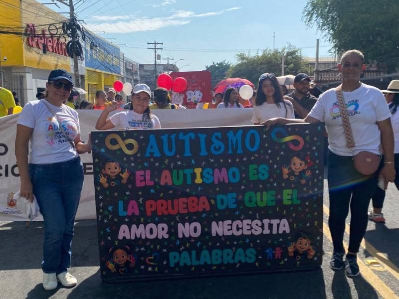 La caminata se realizó en conmemoración del Día Nacional del Autismo y reunió a familias, docentes, instituciones y personas autistas en un espacio de encuentro, convivencia y sensibilización.