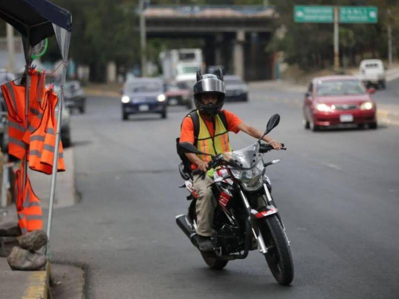 La medida del uso de chalecos reflectores aplica exclusivamente a motociclistas y sus acompañantes, no a peatones.