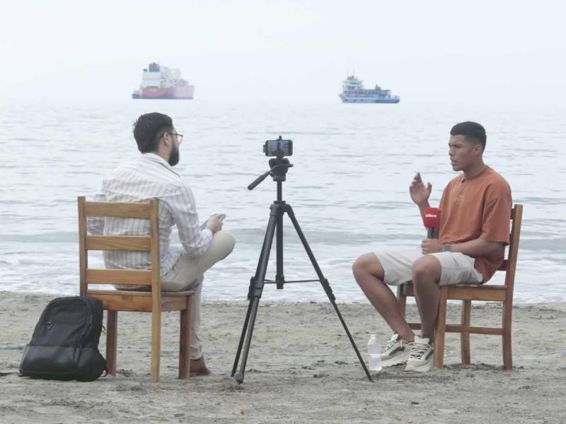 Onán Rodríguez durante la entrevista con el periodista Jafeth Moreno a la orilla de la playa de Puerto Cortés.