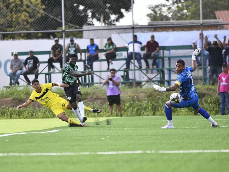 El disparo de César Romero para marcar su gol contra Denovan Torres.