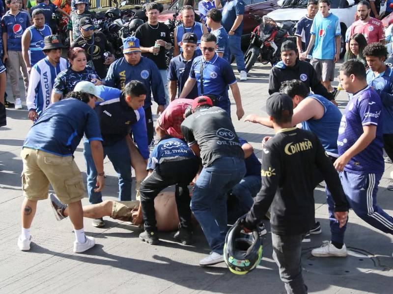 Aficionado del Motagua herido y recibiendo asistencia.