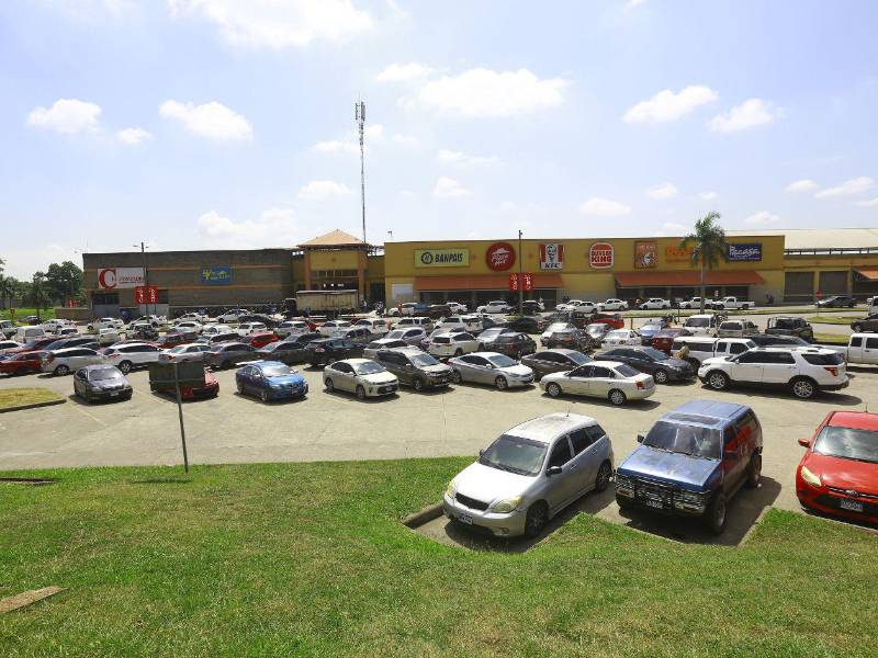 La terminal de buses tiene capacidad para 300 buses estacionados, 59 andenes de salida y 54 de llegada y una capacidad operativa de más de 4,000 salidas diarias.