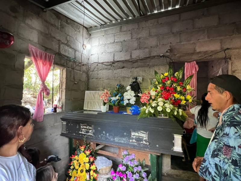 Familiares de José María Perdomo velaron sus restos en la humilde vivienda.