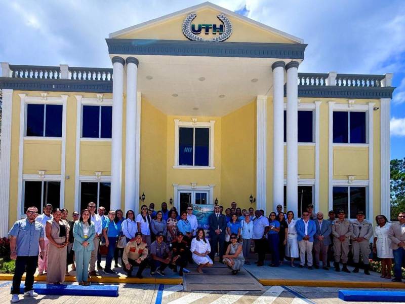 Como parte de la XXXVIII Jornada de Actualización Tecnológica 2026, la Facultad de Ingenierías de la Universidad Tecnológica de Honduras (UTH) realizó un Desayuno Empresarial y Mesa de Trabajo en el Campus de Roatán.