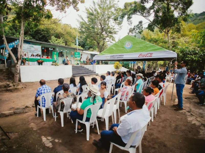 Inauguración del nuevo sistema de abastecimiento de agua potable, un proyecto que suministrará este vital líquido de forma continua y segura a todas las viviendas de la comunidad.