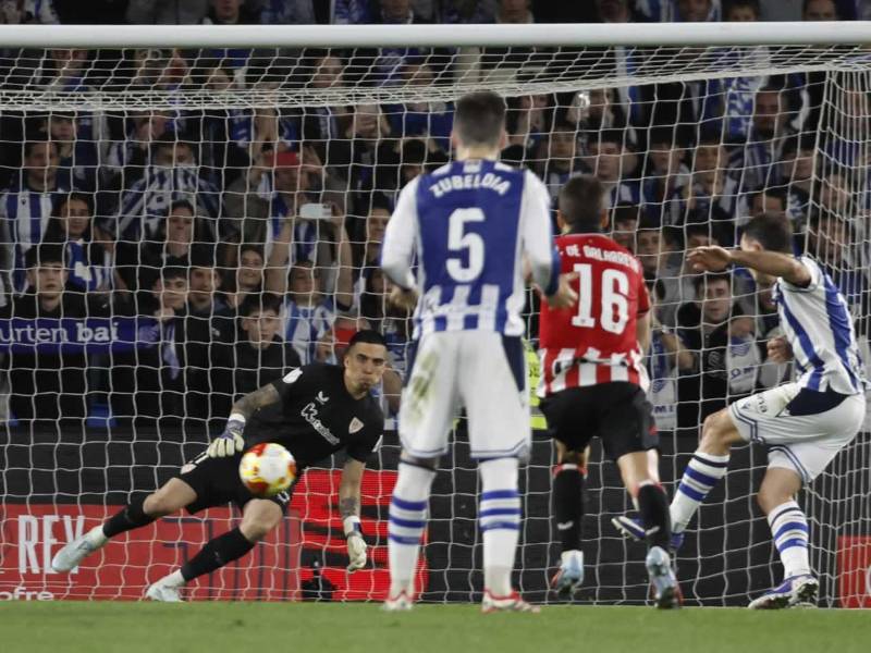 Mikel Oyarzabal lanza el penal ante el guardameta del Athletic Club de Bilbao para conseguir el gol de la clasificación a la final de la Copa del Rey.