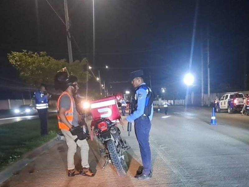 En horas de la noche se intensifican las acciones policiales contra conductores ebrios mediante la aplicación de pruebas de alcoholemia y la verificación del uso de chalecos reflectivos.